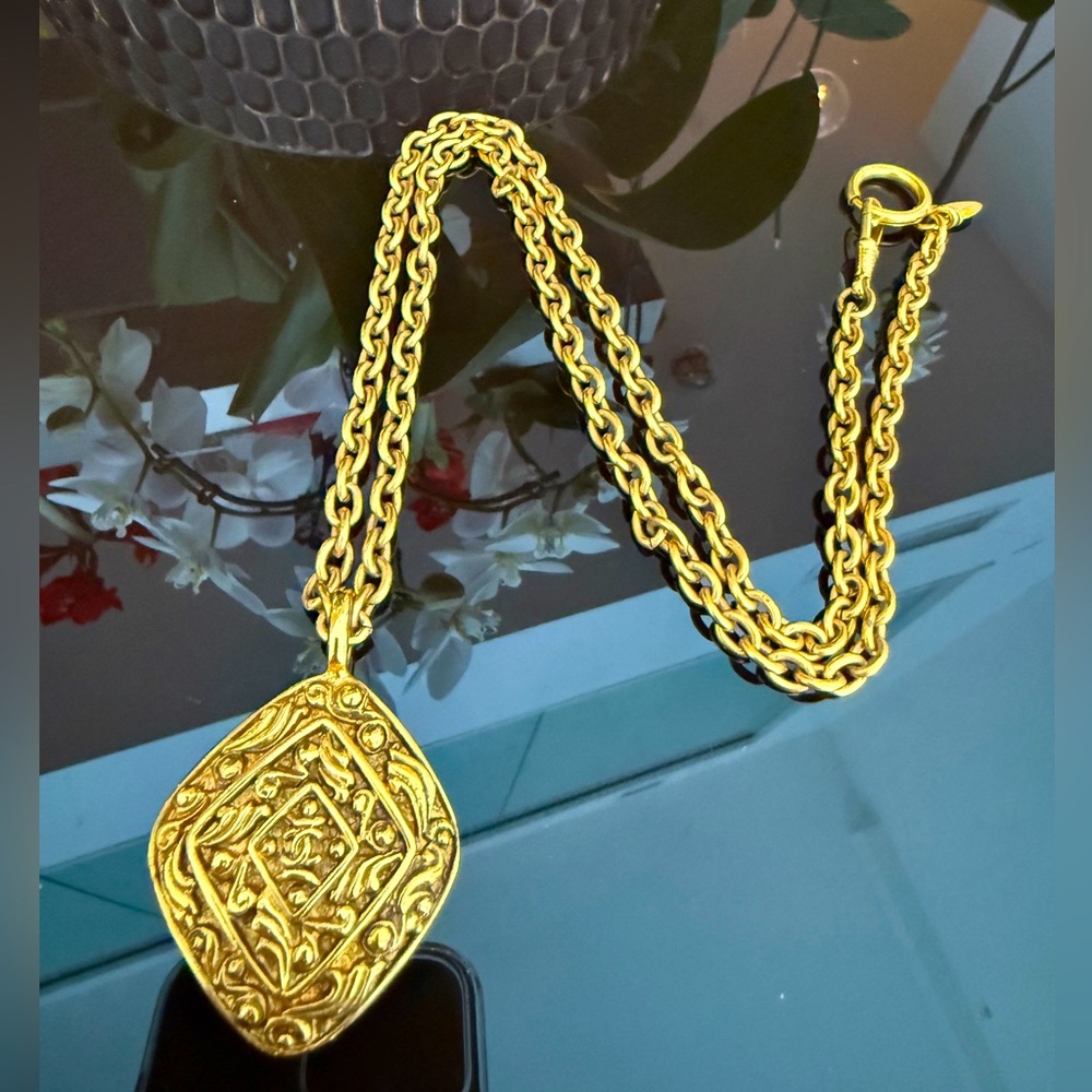 LOT 1746 24K gold plated CHANEL vintage vinegrape necklace